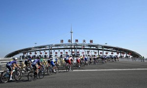 新华社：体育赛事经济持续升温 中超观众创历史苏超火爆