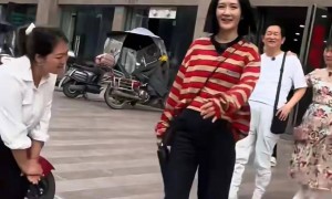 谢娜回四川老家陪父母，打扮土气又胖又老，小肚子突出素颜很憔悴