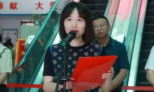 “眼科颜值女王”曾琦罕见美照曝光，颜值气质不输明星，一笑倾城