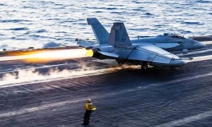 邪门了！美军“杜鲁门”号航母又一架F/A-18坠海，着舰失败！