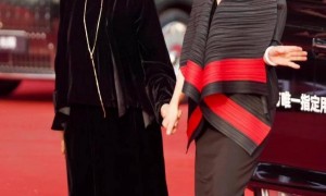 陈红倪萍青岛同框撞发型 岁月痕迹难掩两代女神优雅气质