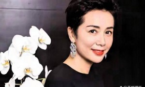 59岁蒋雯丽英国素颜照曝光！定居英国又瘦又老，一代女神也落寞了