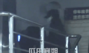 文章带女友和妈妈聚餐 醉酒全程被女友搀扶下楼