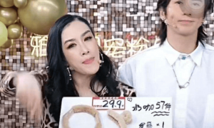 55岁钟丽缇秀恩爱曝光，和老公喝交杯酒热吻，结婚9年还在求子