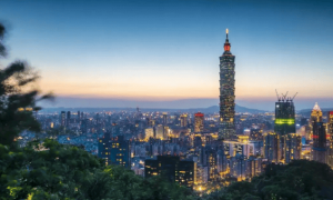 赖清德又在玩火？美武器抵达岛内，台军连夜行动，国台办提前把话说透