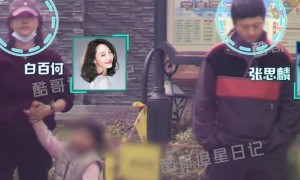 白百何首次晒二胎儿子生活照！母子俩河边捞鱼烧烤好温馨