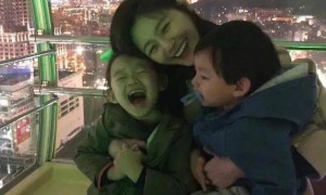 马筱梅带大S女儿逛玩具店，小玥儿侧颜惊艳背不驼了，一下自信！