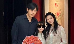 秦昊伊能静参加女儿学校活动！为9岁小米粒整理帽子，三人好温馨