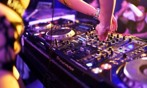 陌陌遭遇“急刹车”:陌生人社交如何走出“灰色地带”?