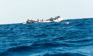 一艘偷渡船在突尼斯东部海域沉没 约40人死亡