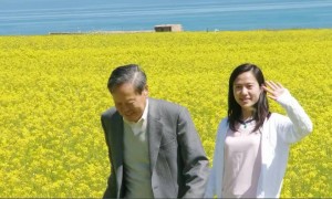 翁帆现身杨振宁葬礼,穿黑衣戴白花哭肿眼睛,站首位陪孩子们回礼