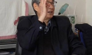 杨振宁葬礼:高规格,盖国旗,疑孙子捧遗像!翁帆首露面神情哀伤
